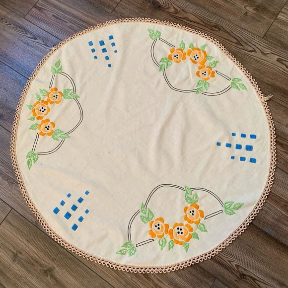 Vintage Handmade Embroidered Round Doily Crocheted Table Cloth 33” - Picture 1 of 9